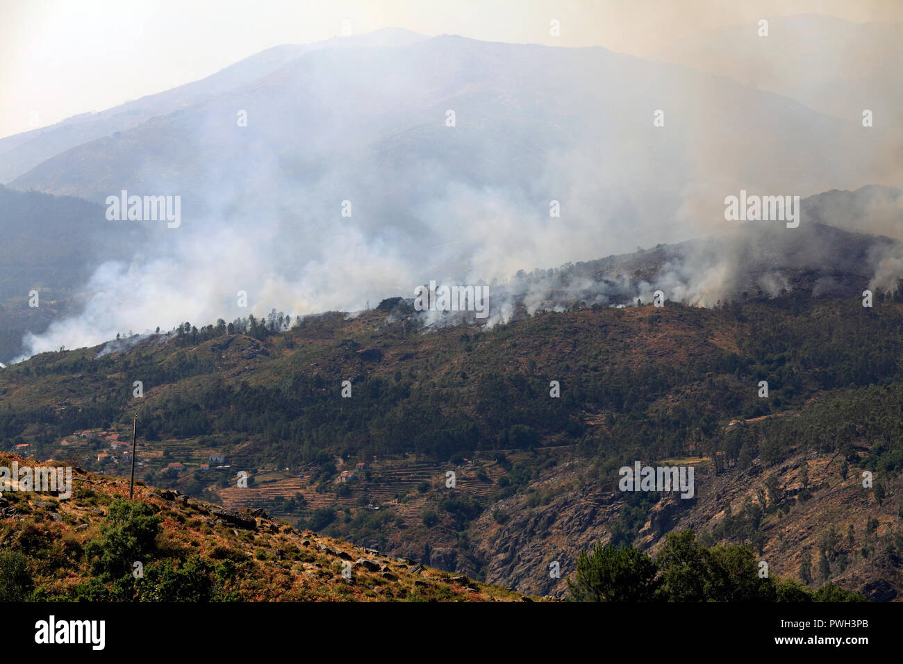 Grand feu d'été dans le nord du Portugal montagne menaçant un village Banque D'Images