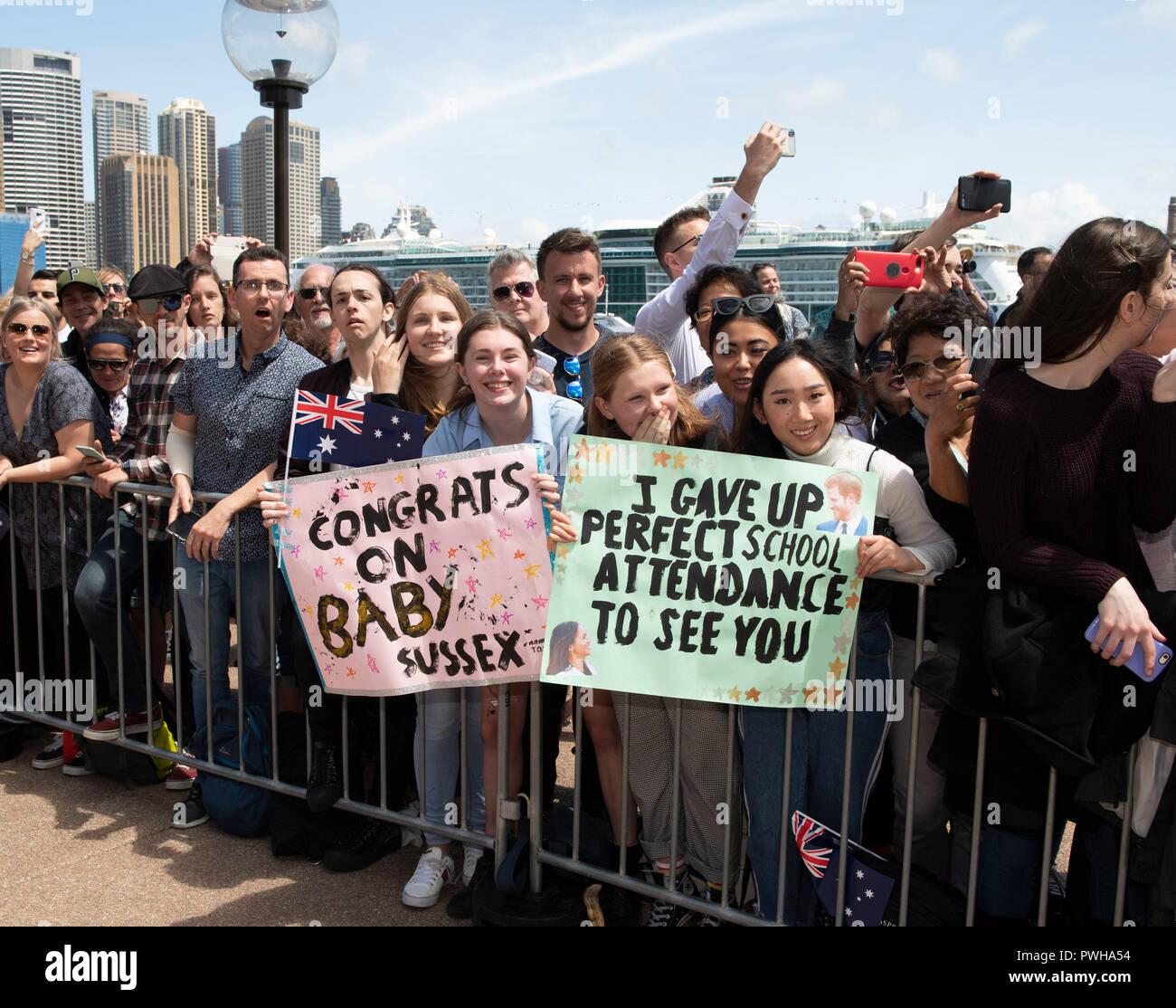 La foule attendre le duc et la duchesse de Kent au cours d'une foule à l'extérieur de l'Opéra de Sydney, le premier jour de la visite du couple royal à l'Australie. Banque D'Images