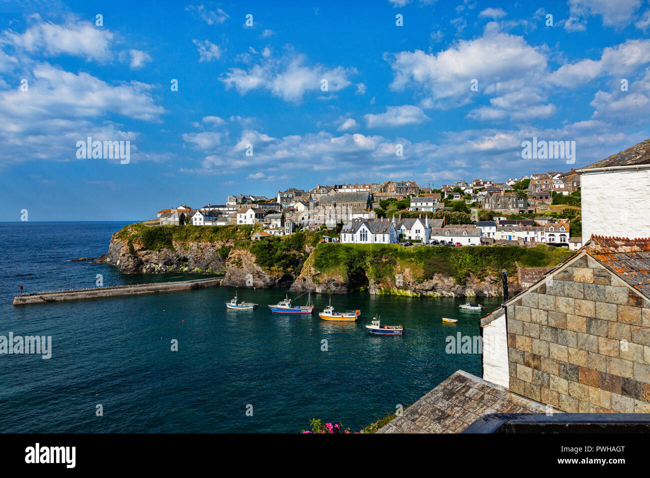 29 Juin 2018 : Port Isaac Cornwall UK - port Isaac, où le Doc Marten séries télé est filmé, canicule au cours de l'été. Banque D'Images