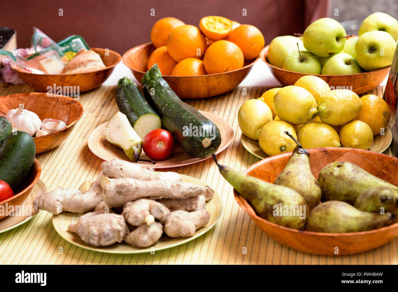 La composition avec différents fruits et légumes sains sur la table sur les plaques Banque D'Images