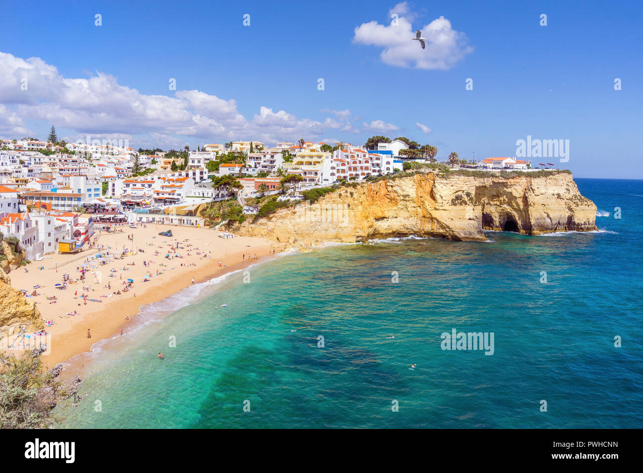 Belle Carvoeiro avec ses maisons colorées par une large plage de sable par l'Océan Atlantique Banque D'Images