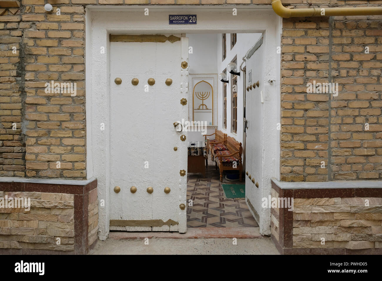 Entrée de l'ancienne synagogue juive de Boukhara qui date de la 16e siècle dans la ville de Boukhara Boukhara connu comme au 19ème et au début du xxe siècle en Ouzbékistan. L'émigration vers Israël et l'Occident a laissé une diminution rapide de la communauté juive de Boukhara, et seulement environ 500 Juifs de rester en ville Banque D'Images