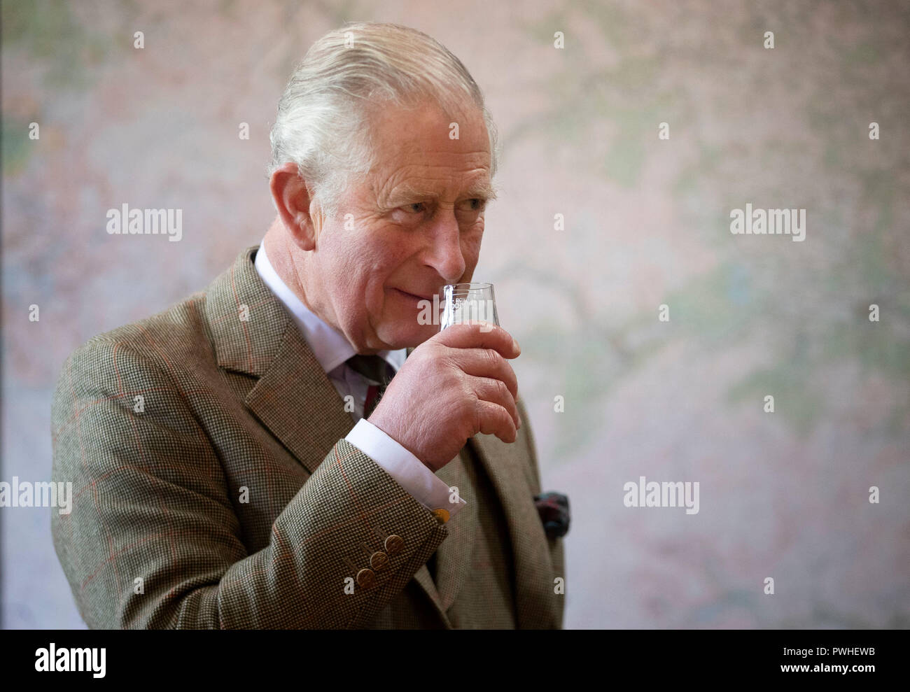 Le Prince de Galles, connu sous le nom de duc de Rothesay tandis qu'en Ecosse, prend part à une dégustation de whisky au cours d'une visite à la Distillerie Royal Lochnagar à Crathie sur Royal Deeside. Banque D'Images