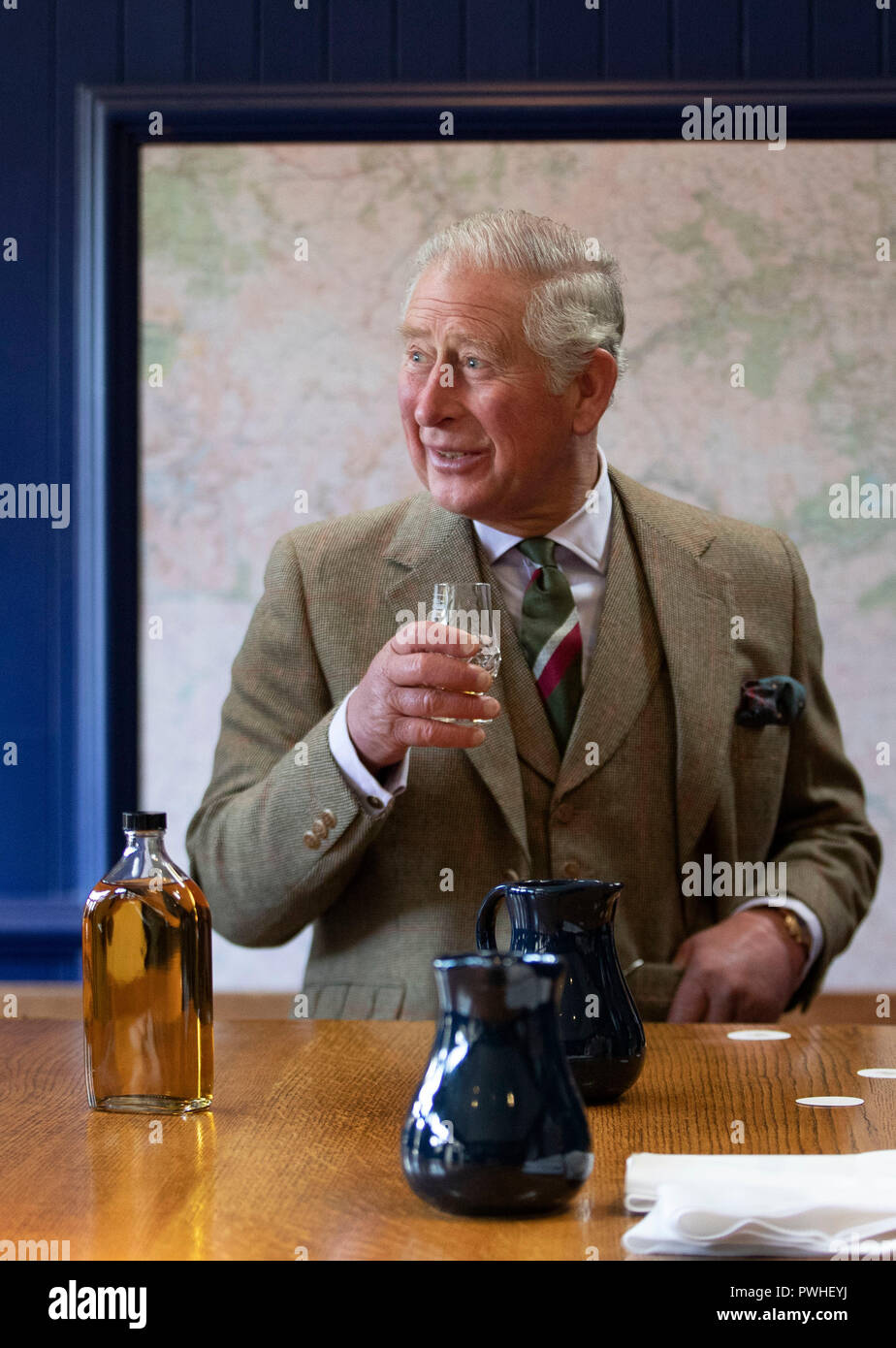 Le Prince de Galles, connu sous le nom de duc de Rothesay tandis qu'en Ecosse, prend part à une dégustation de whisky au cours d'une visite à la Distillerie Royal Lochnagar à Crathie sur Royal Deeside. Banque D'Images