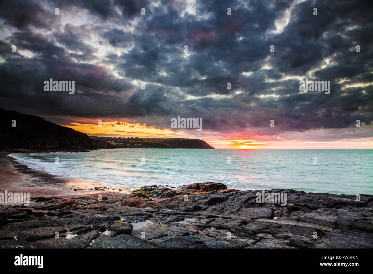 Coucher de soleil sur la plage à Tresaith dans Ceredigion, pays de Galles, à l'égard Aberporth. Banque D'Images