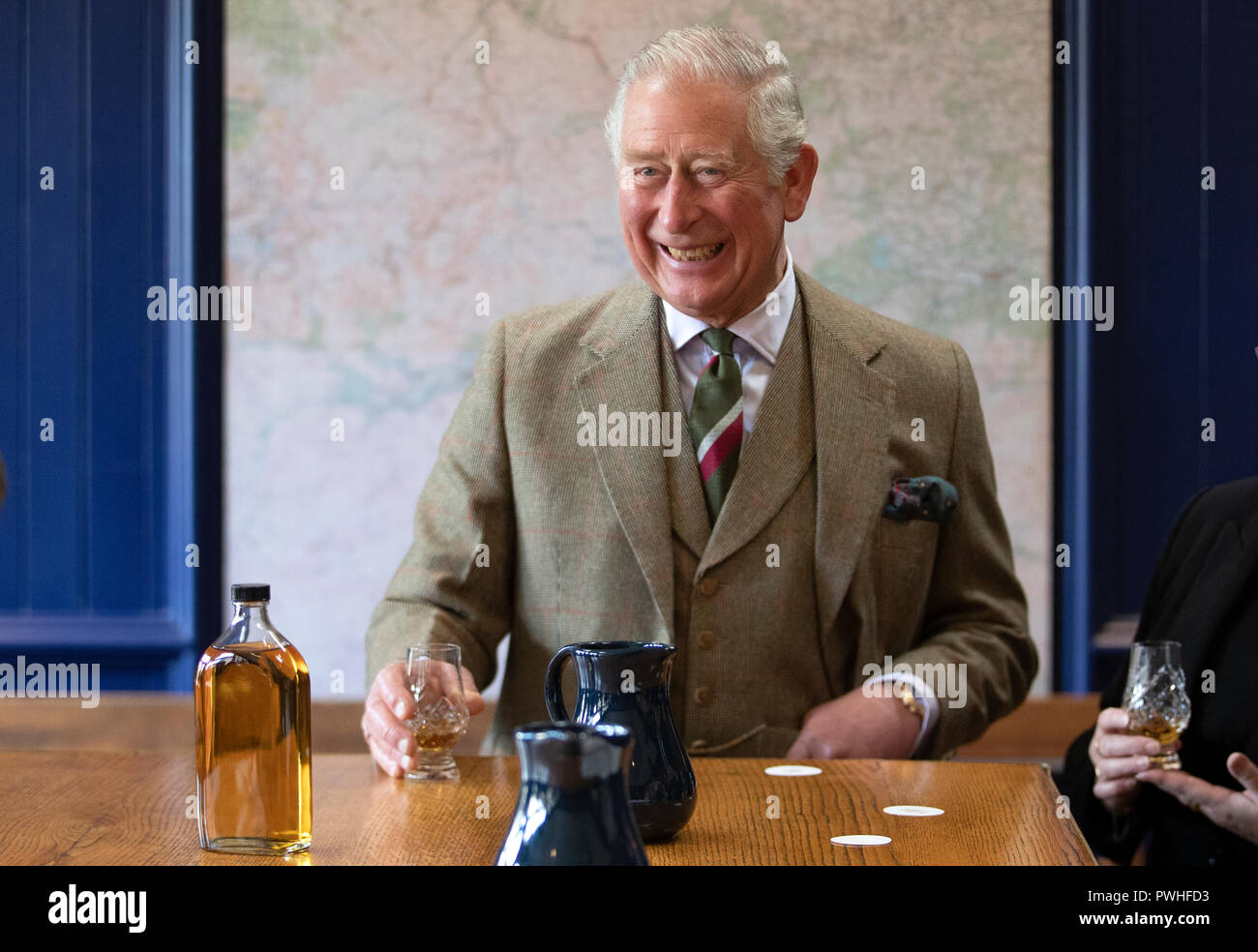 Le Prince de Galles, connu sous le nom de duc de Rothesay tandis qu'en Ecosse, prend part à une dégustation de whisky au cours d'une visite à la Distillerie Royal Lochnagar à Crathie sur Royal Deeside. Banque D'Images