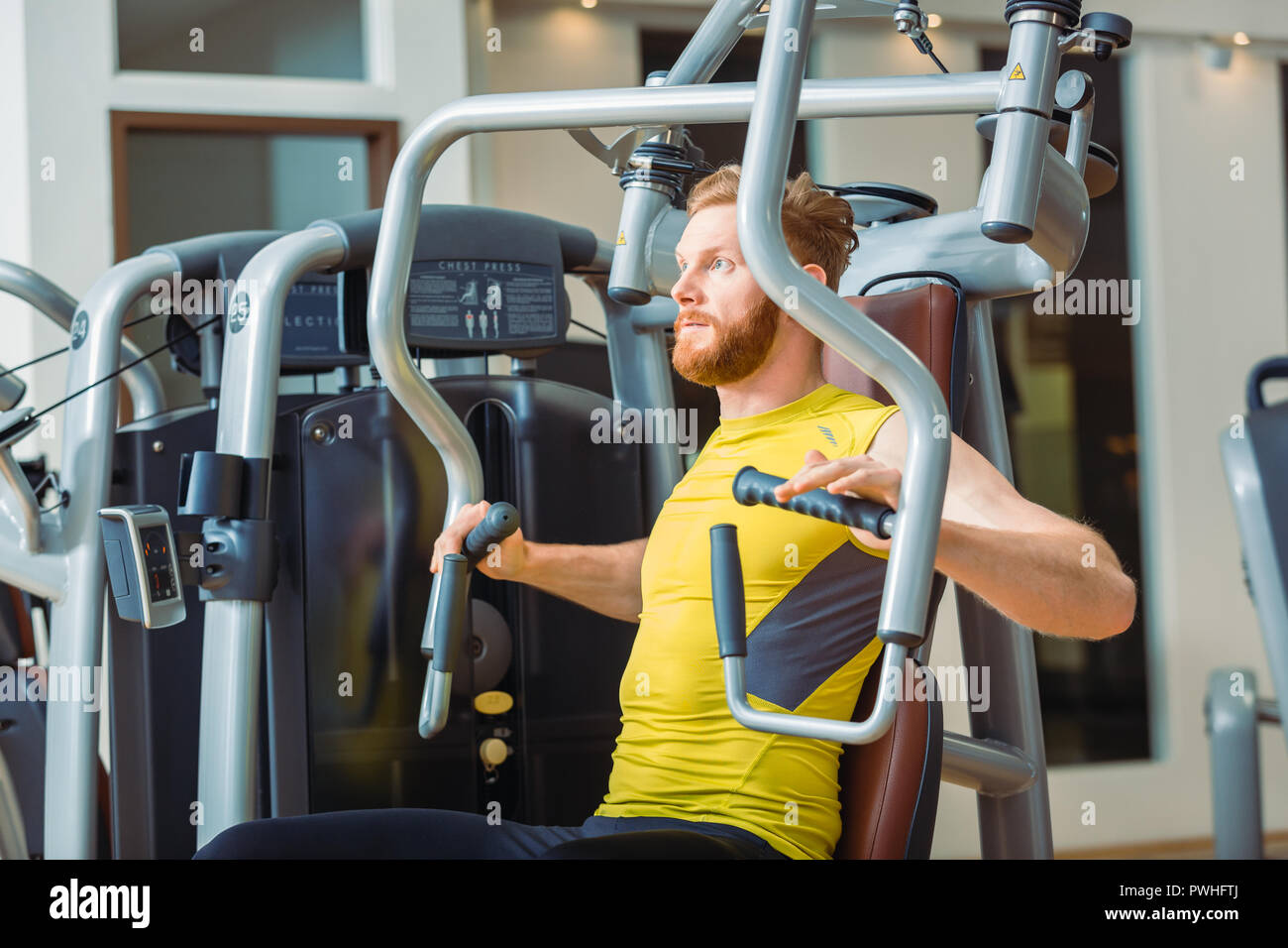 Portrait of a handsome smiling bodybuilder et looking at camera Banque D'Images