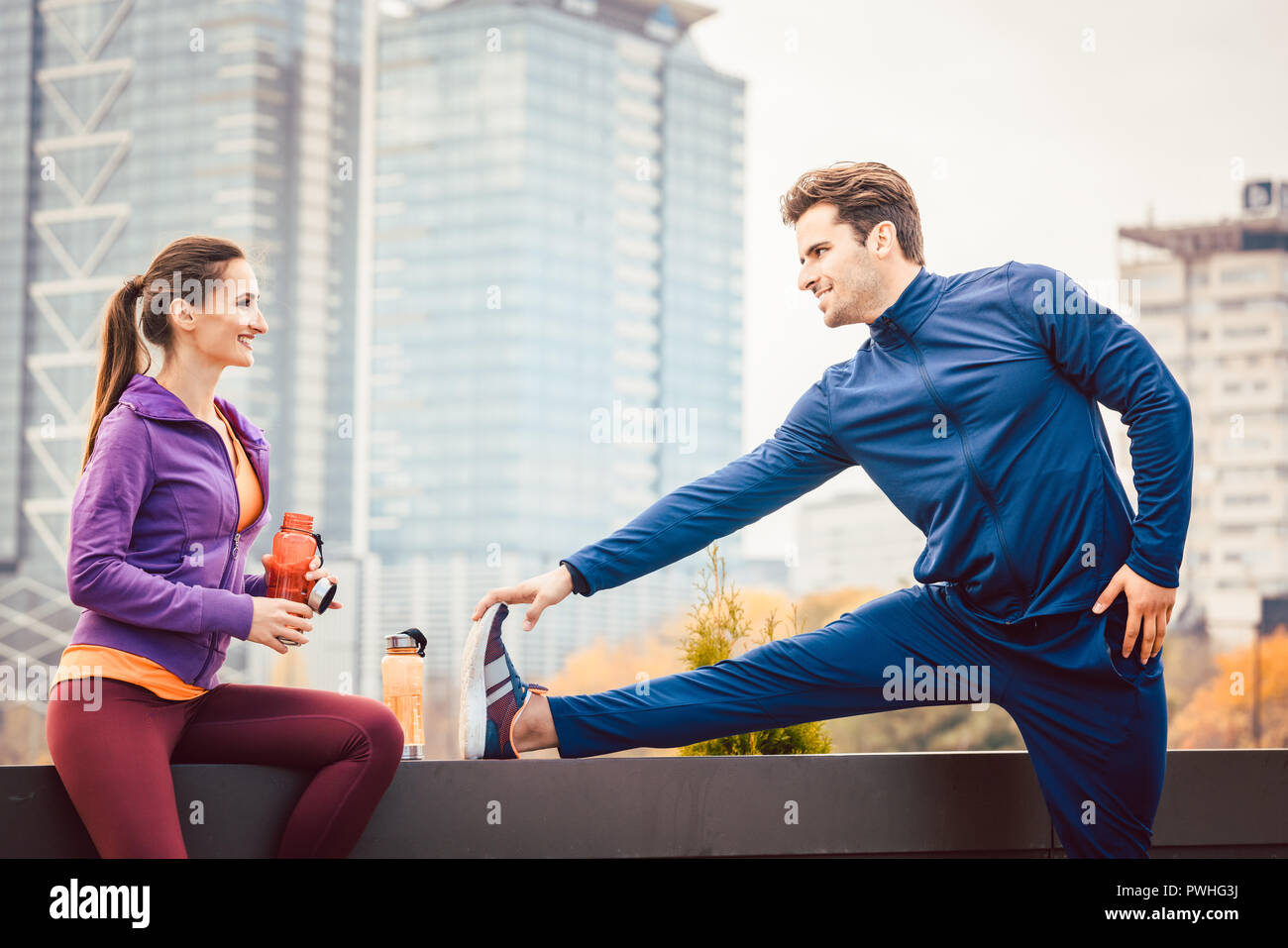 Athletic couple exercising pour une meilleure forme physique dans la ville Banque D'Images