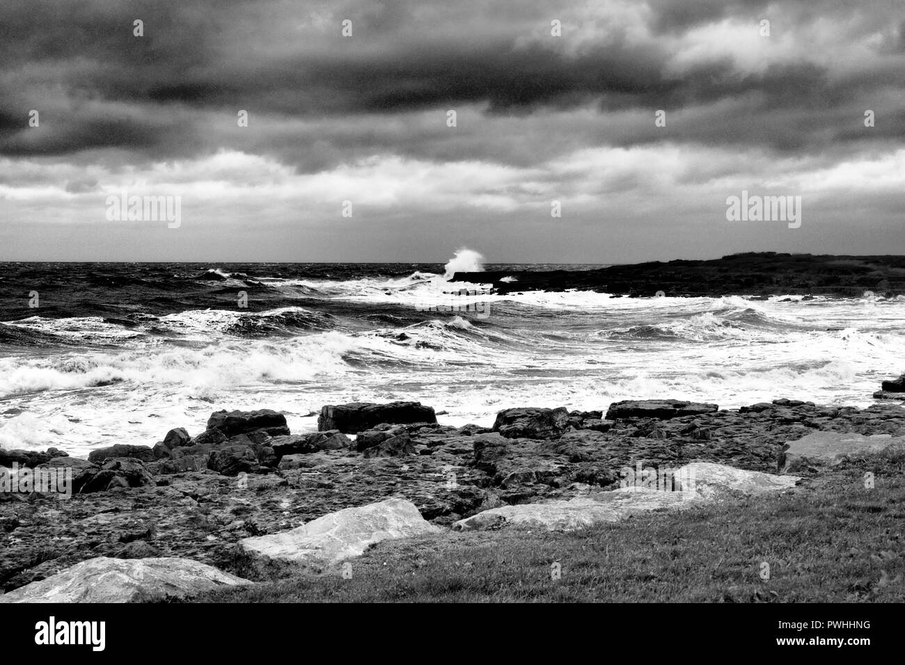Porthcawl sur un jour de tempête avec des vagues se brisant sur des rochers, tourné en monochrome, Nouvelle-Galles du Sud Banque D'Images