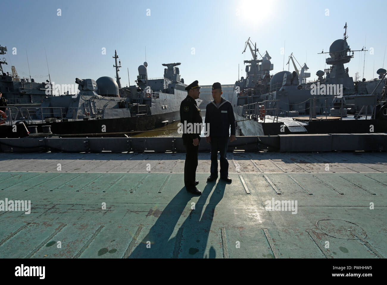 Les officiers de la marine russe à l'embarcadère à la flotille de la Caspienne's naval base en à Astrakhan, en Russie. Banque D'Images