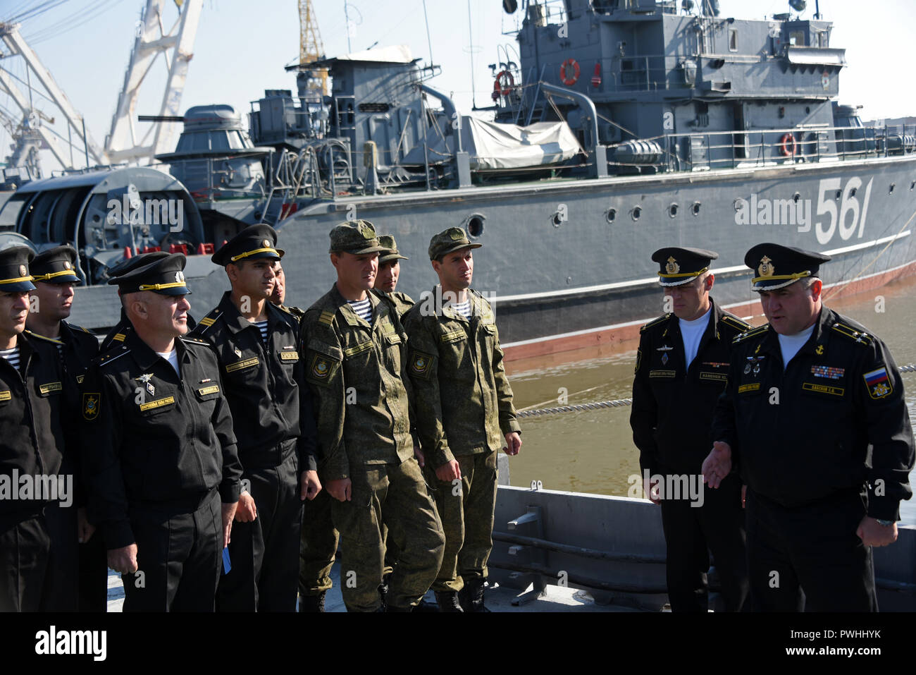 Les officiers de la marine russe à l'embarcadère à la flotille de la Caspienne's naval base en à Astrakhan, en Russie. Banque D'Images