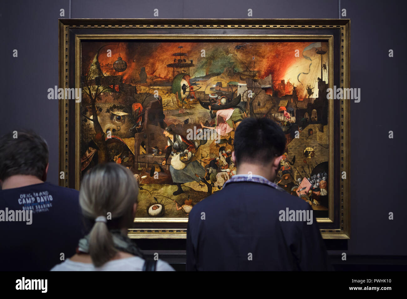 Visiteurs en face de la peinture "ulle Griet' par peintre néerlandais Pieter Bruegel l'Ancien (1563) affichée à son exposition rétrospective à la Kunsthistorisches Museum (Musée de l'histoire de l'Art) à Vienne, Autriche. L'exposition marquant le 450e anniversaire de la mort de Pieter Bruegel l'ancien s'exécute jusqu'à 13 janvier 2019. Banque D'Images