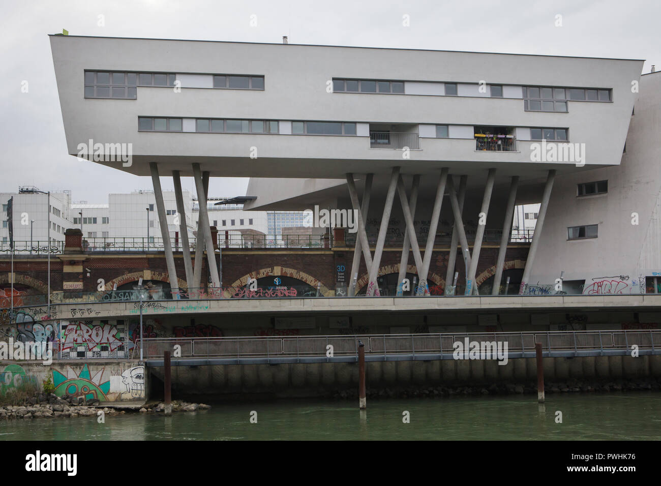 Zaha-Hadid-Haus (Zaha-Hadid-Bau) conçu par British irakienne architecte Zaha Hadid et construit en 2004-2005 au cours de la Wiener Stadtbahn conçu par l'architecte autrichien Otto Wagner en quartier Alsergrund de Vienne, en Autriche. Banque D'Images