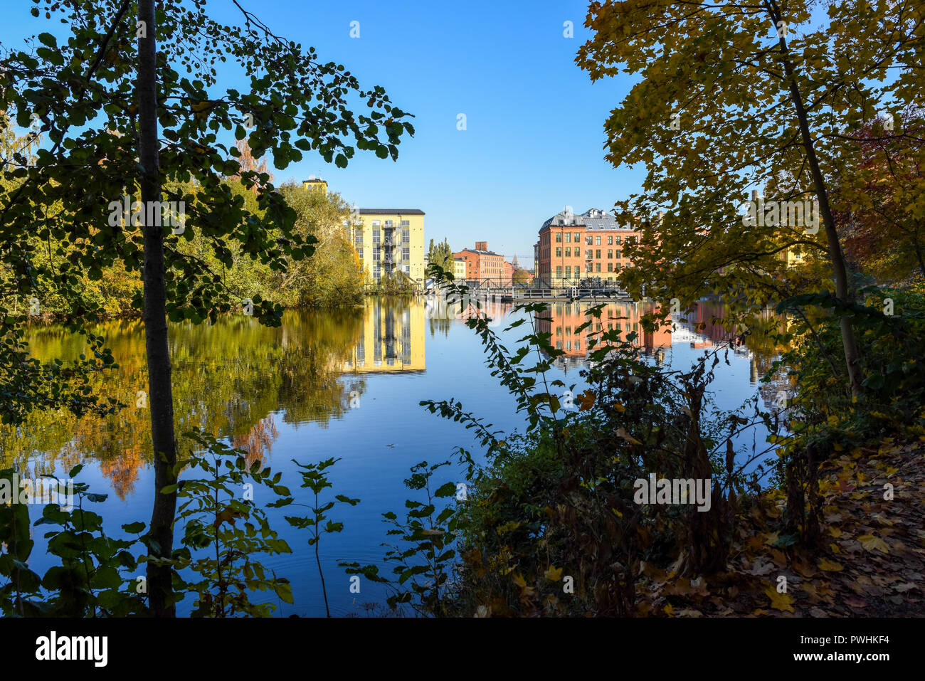 Vue vers le paysage industriel historique sur une journée ensoleillée en octobre 2018 au parc de la ville Abackarna le long de la rivière Motala Norrkoping en, en Suède. Banque D'Images