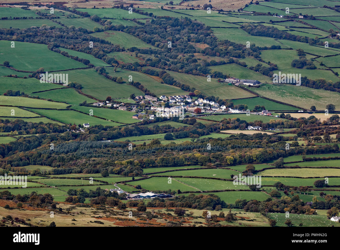 Sur la photo : une ville vu depuis le sommet du Pen Y Fan dans les Brecon Beacons, Pays de Galles, Royaume-Uni. Dimanche 07 octobre 2018 Re : Hill promeneurs rendre le blé la plupart des Banque D'Images