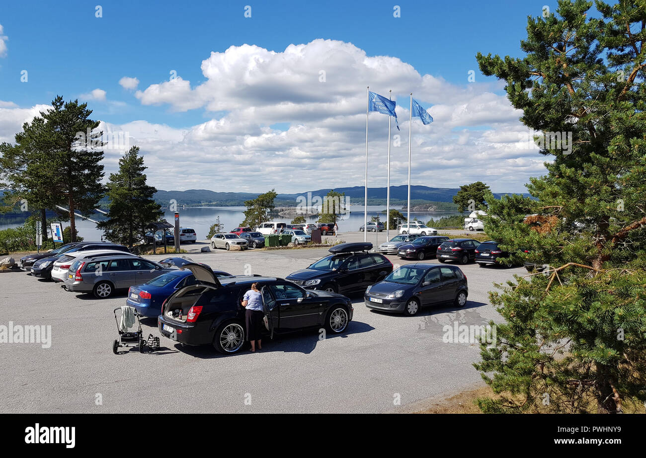 Haute Côte, en Suède, le 05 juillet, 2018. Vue sur une zone de service par le pont. Des personnes non identifiées. Image Mobile. Usage éditorial. Banque D'Images