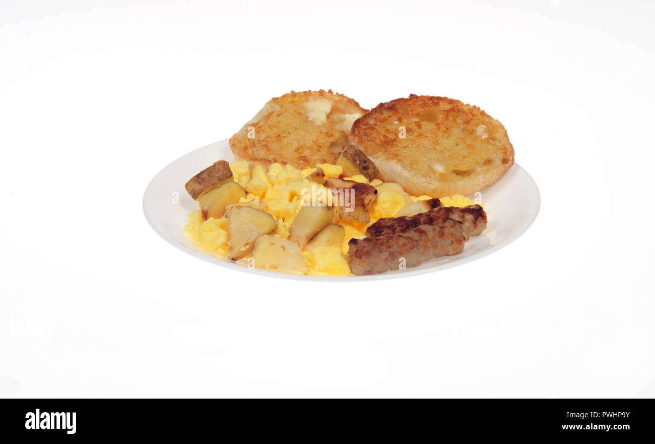 Assiette petit-déjeuner avec œufs brouillés, saucisses, pommes de terre rôties au beurre et blanc sur muffin anglais Banque D'Images