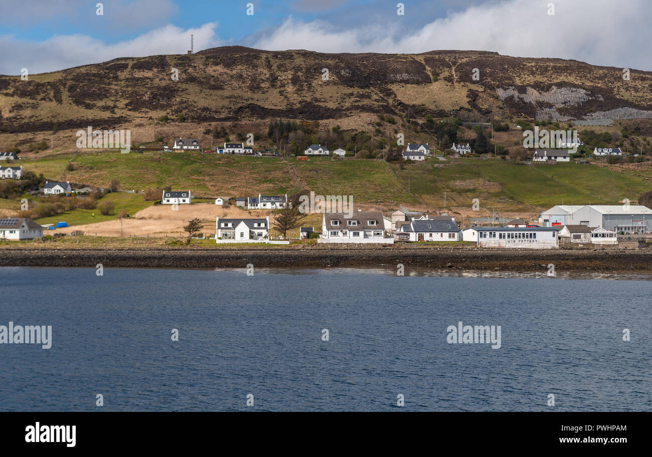 Vue depuis le ferry sur la baie de Uig, Isle of Skye, Scotland, UK Banque D'Images