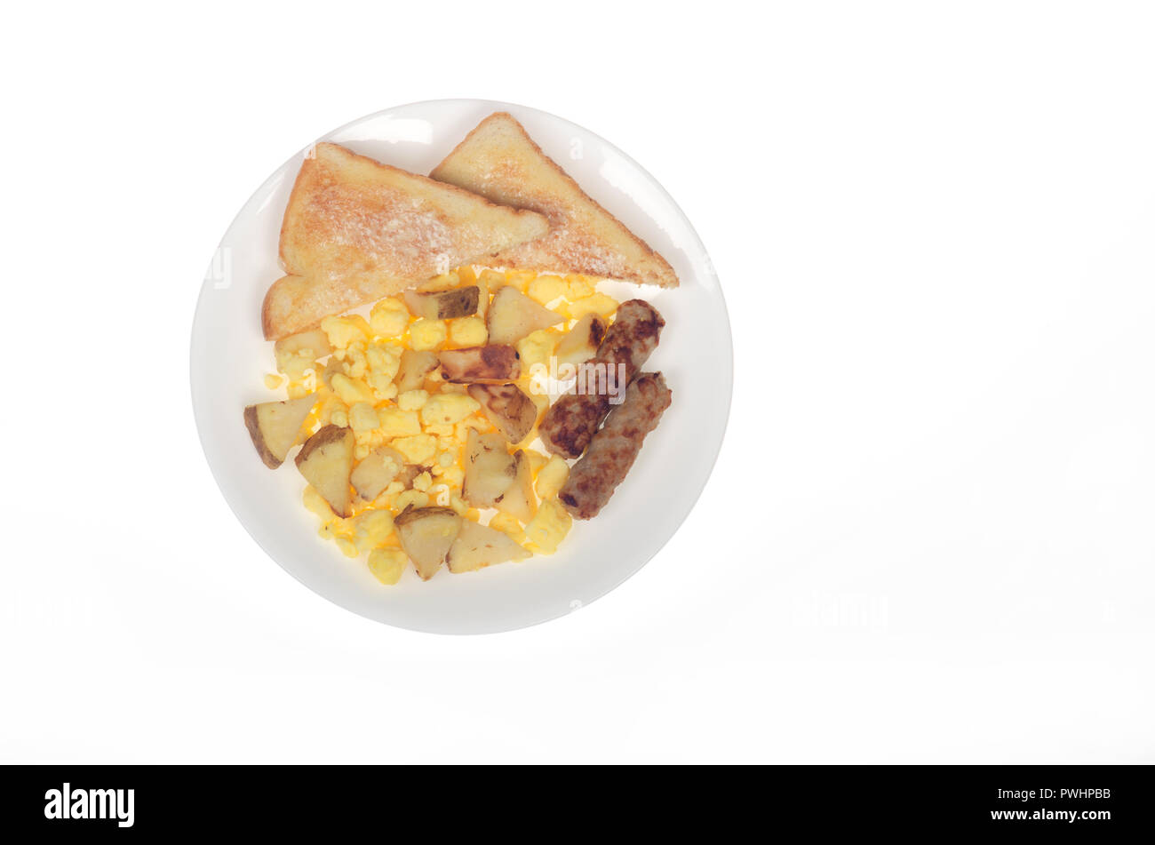 Plaque blanche avec œufs brouillés, saucisses, pommes de terre rôties et pain blanc beurré Banque D'Images