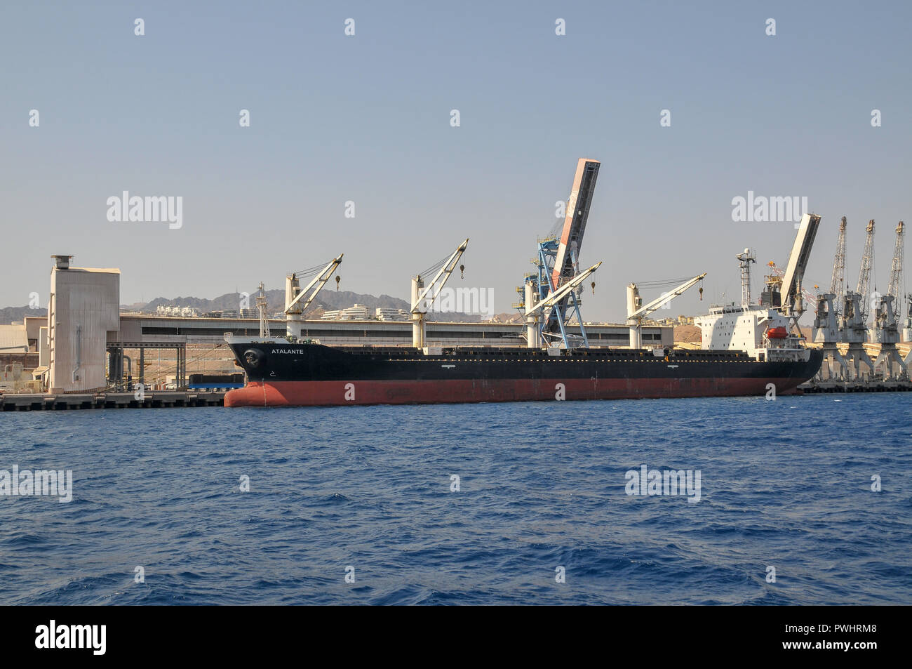 Navires dans le port d'Eilat sur la mer Rouge, Israël Banque D'Images
