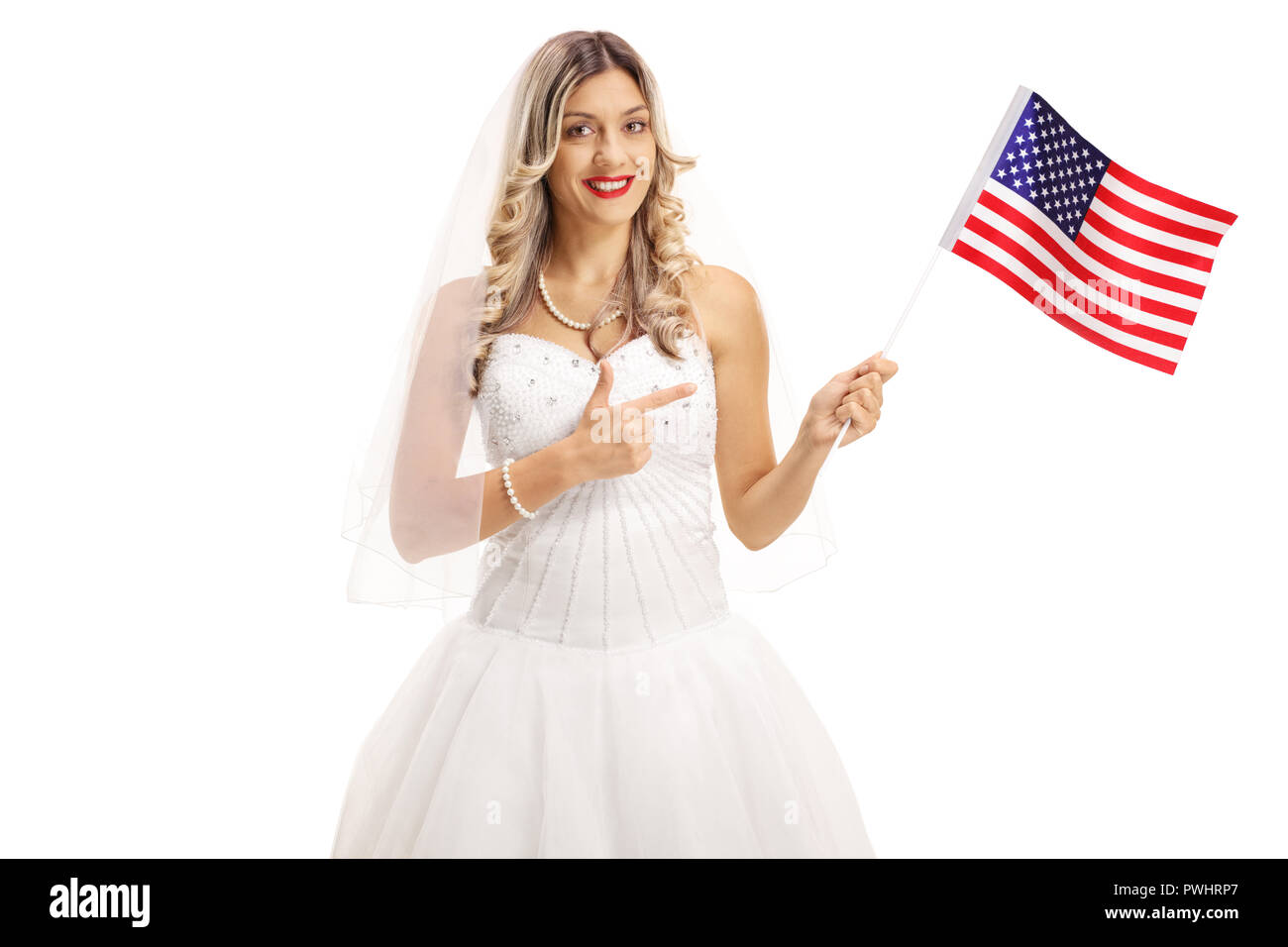 Belle bride holding USA flag et vers isolé sur fond blanc Banque D'Images