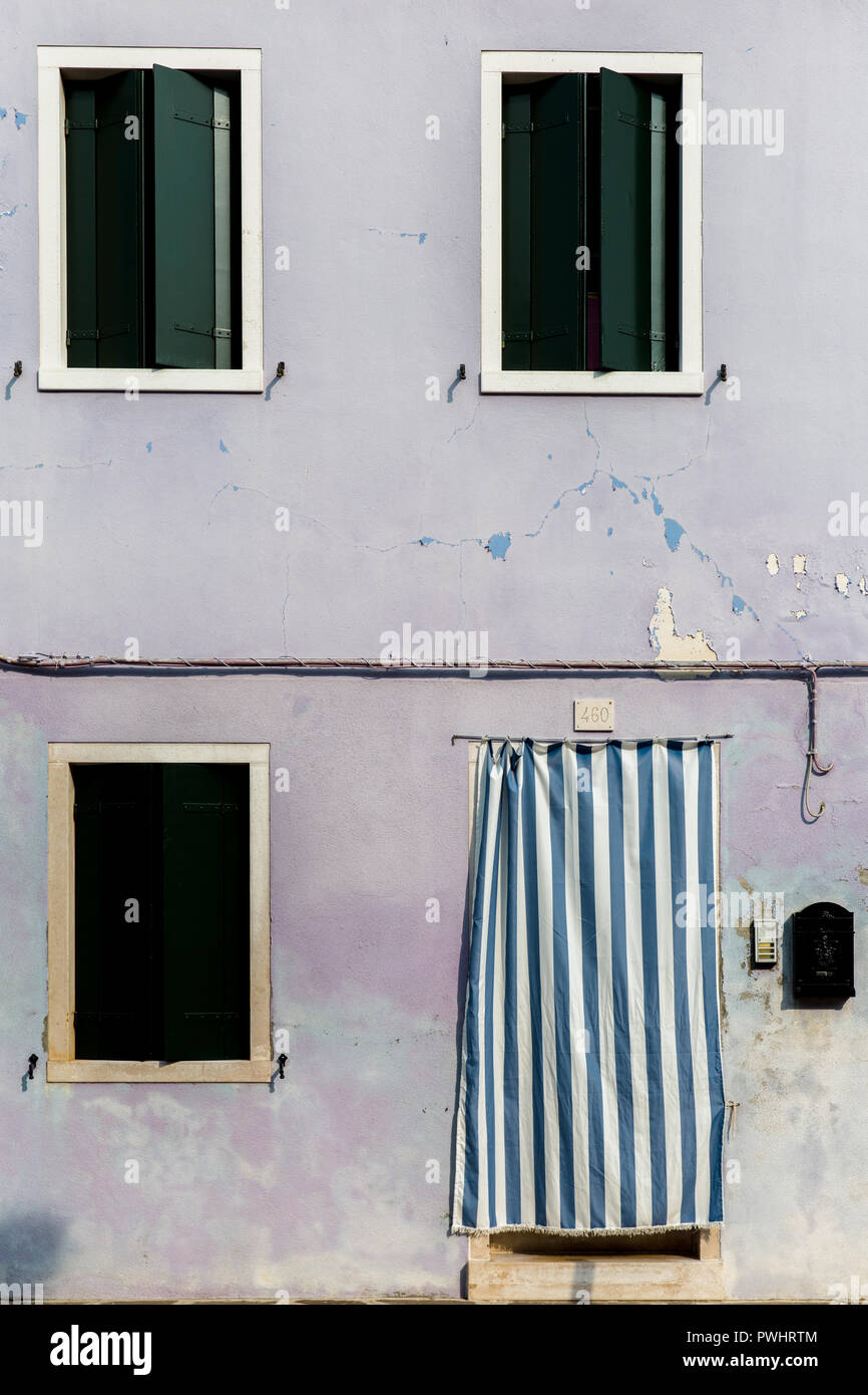 Chambre lilas avec rideau sur porte en Burano, Venise, Italie Banque D'Images