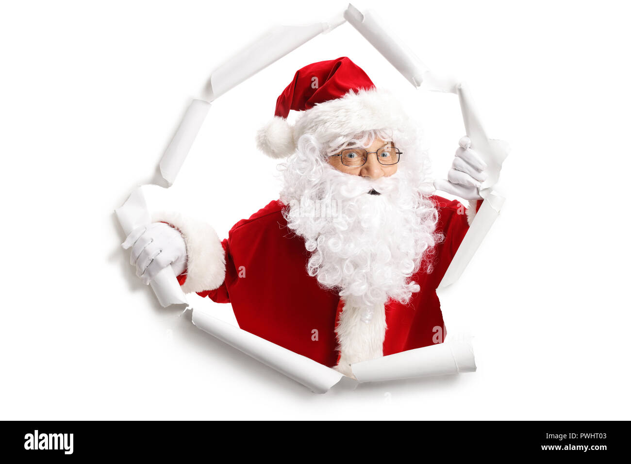 Santa Claus qui sortent d'un trou papier isolé sur fond blanc Banque D'Images
