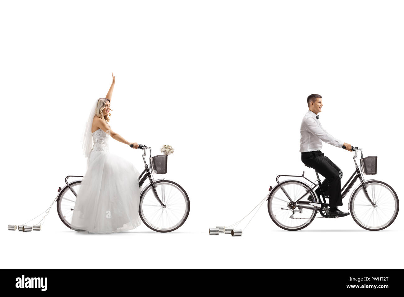 Mariée et un groom riding bicycles, la mariée forme isolé sur fond blanc Banque D'Images