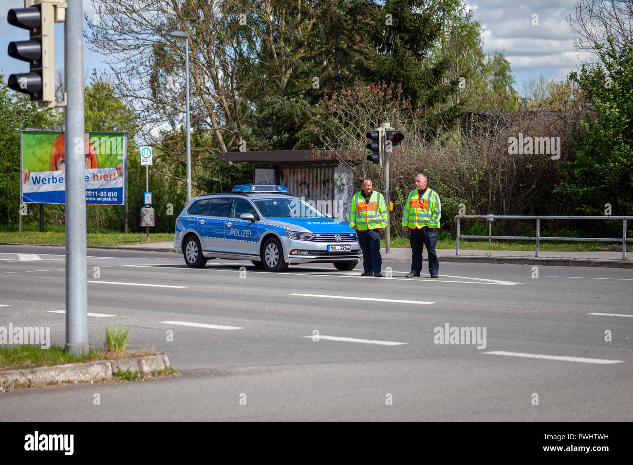 ALTENTREPTOW / ALLEMAGNE - Mai 1, 2018 : voiture de police allemand avec deux policier se dresse sur une rue Banque D'Images