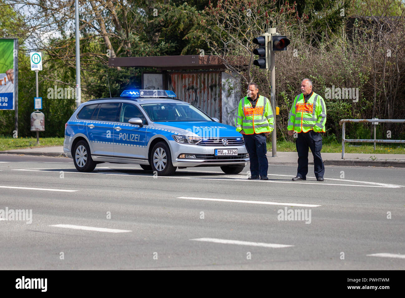 ALTENTREPTOW / ALLEMAGNE - Mai 1, 2018 : voiture de police allemand avec deux policier se dresse sur une rue Banque D'Images