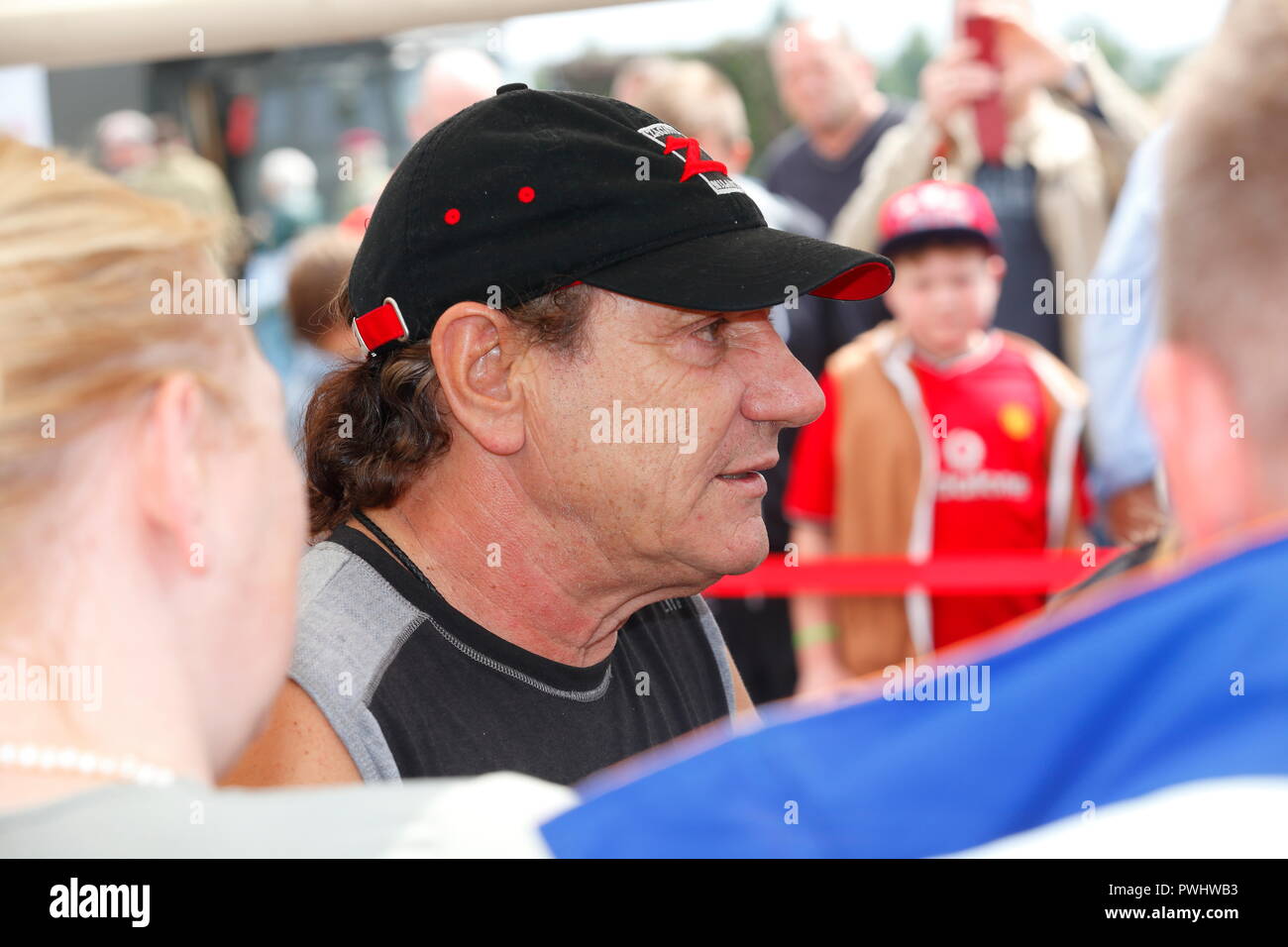 Légende du rock AC/DC Brian Johnson au Croft Circuit dans le Yorkshire de signer des autographes après avoir pris part à l'historique des voitures de tourisme dans son événement 1964 Mini. Banque D'Images