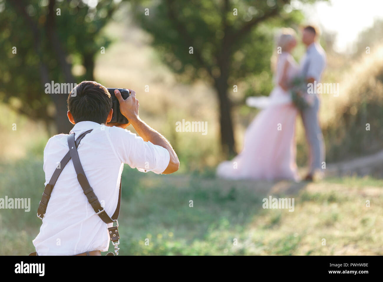 Photographe de mariage prend des photos de jeunes mariés Banque D'Images