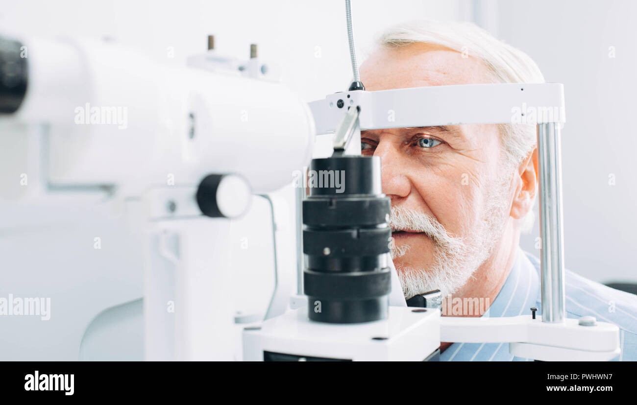 Senior patient contrôle vision avec équipement spécial eye Banque D'Images