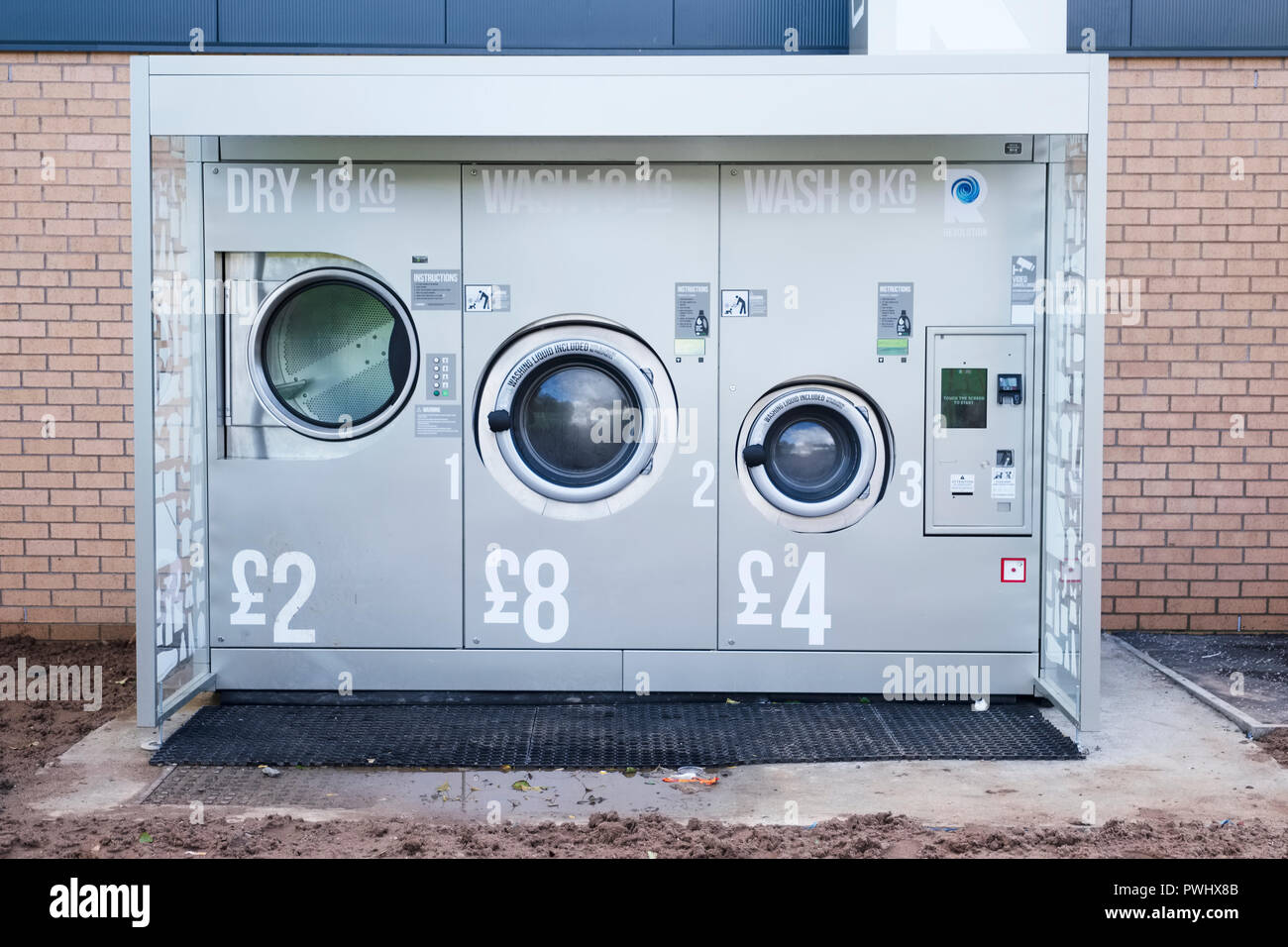 Machine à laver à l'extérieur de la ville pour l'usage public coin operated  Photo Stock - Alamy