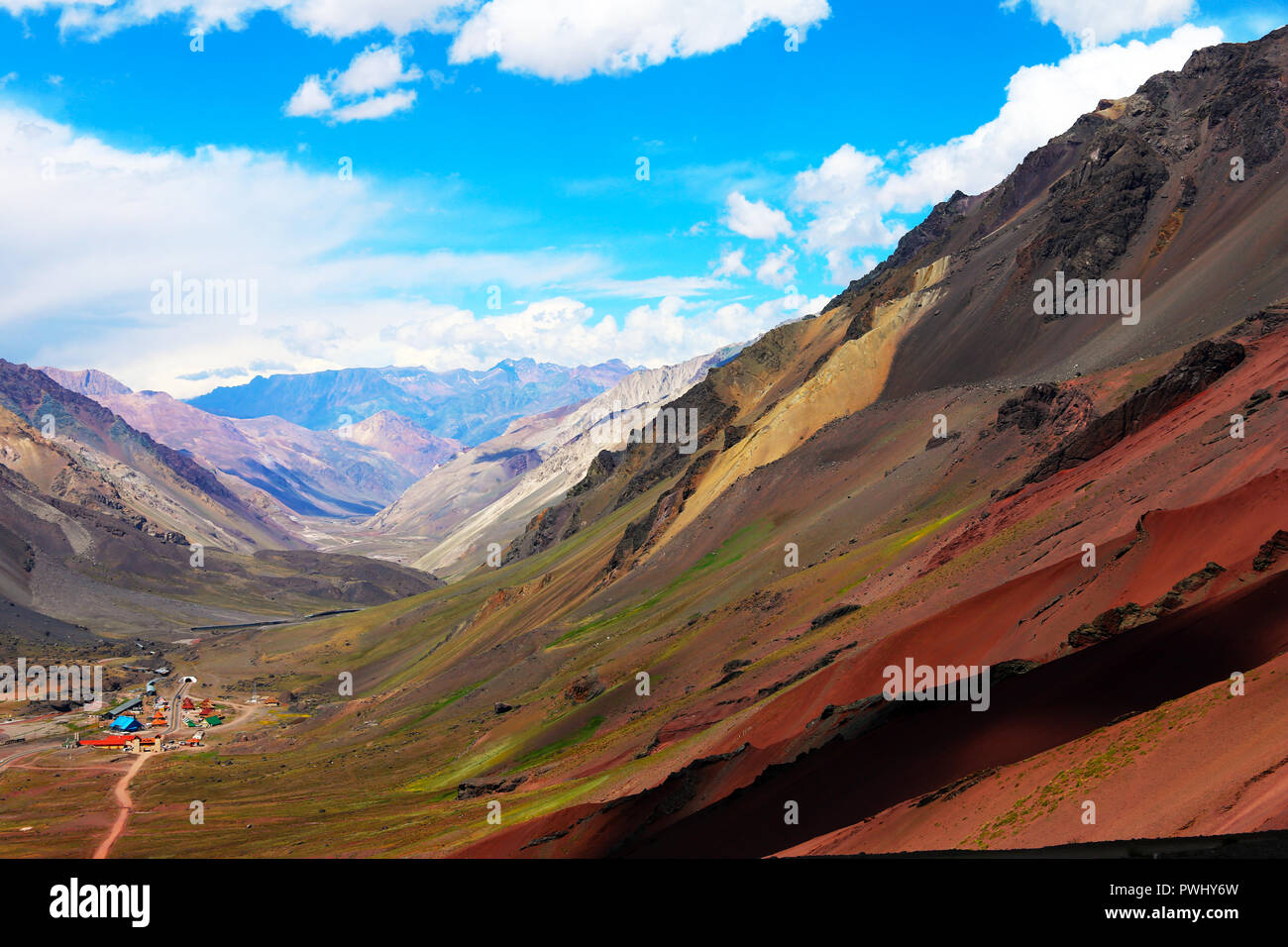 Les motifs de couleurs dans les montagnes, pris près de Uspallata (Argentine). Banque D'Images