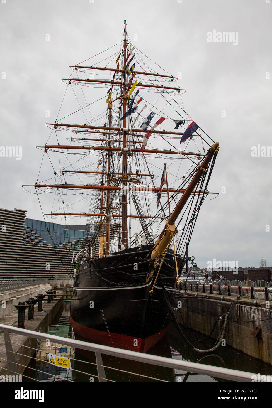 Le RRS Discovery dans sa couchette permanente sur le rivage à Dundee Banque D'Images