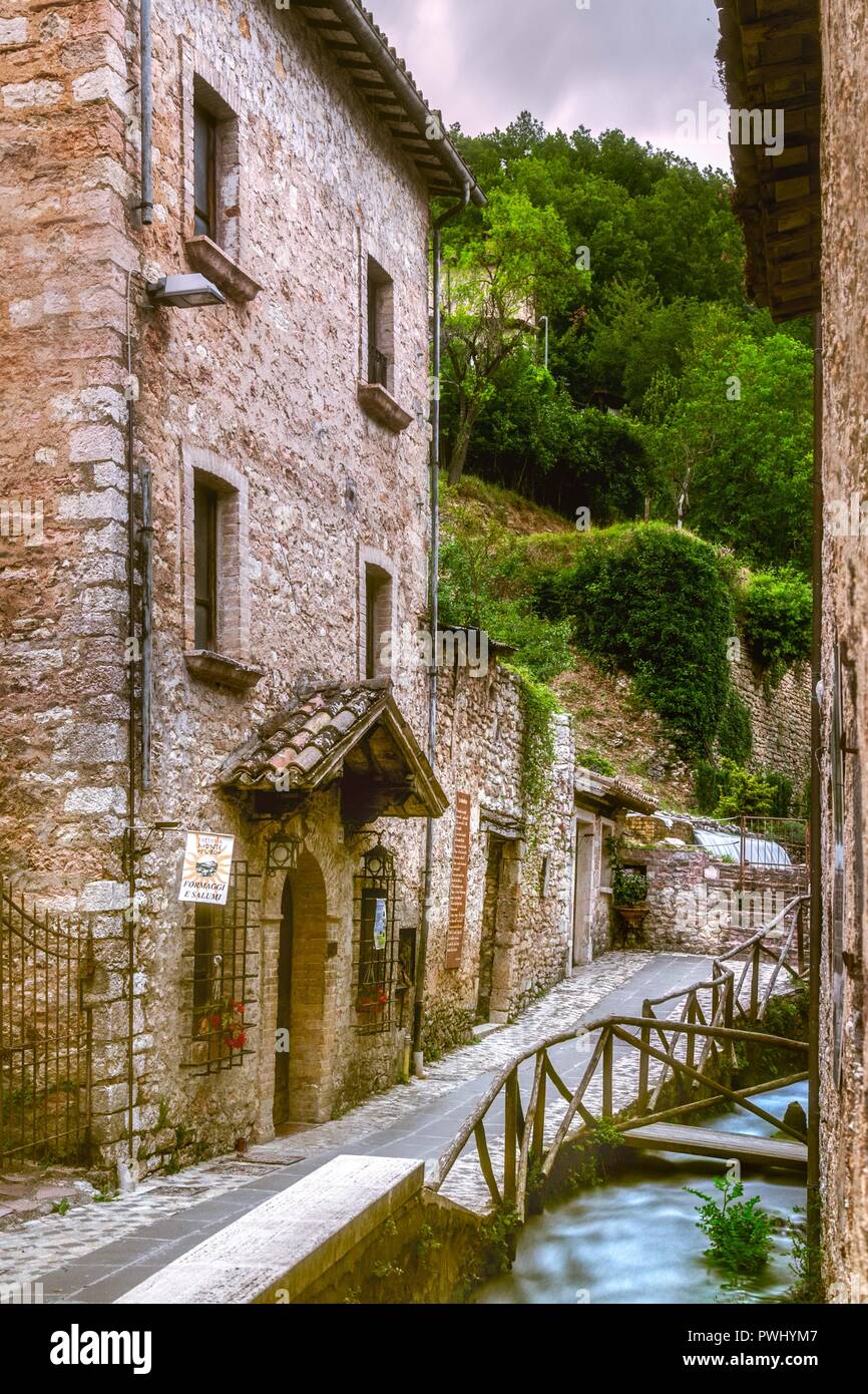 Rasiglia est une ville au bord de la rivière en Ombrie, Italie. C'est unique en ce que les rivières coulent directement à travers l'ensemble de la ville. Banque D'Images