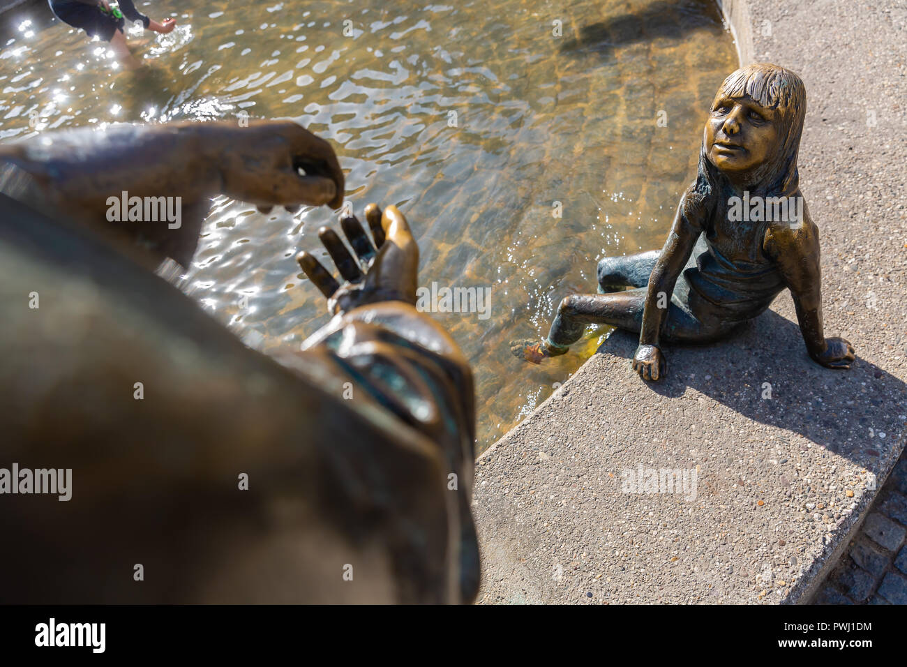 Aix-la-Chapelle, Allemagne - 12 octobre 2018 : détail de la sculpture en bronze de la fontaine la circulation de l'argent à Aix-la-Chapelle. Aix-la-Chapelle est une ville thermale en NRW un Banque D'Images