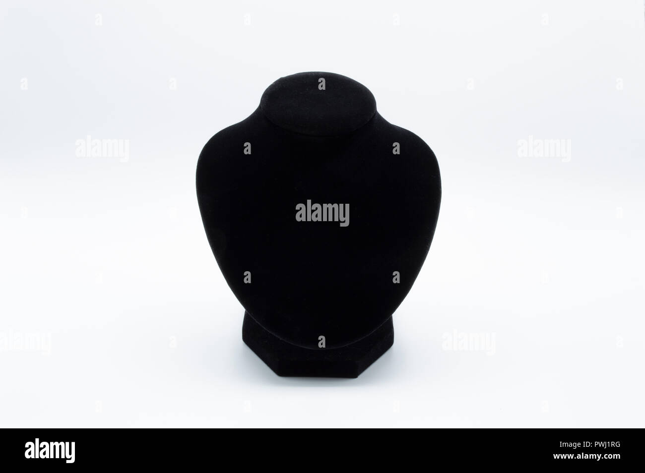 Buste de cou en velours noir sur fond blanc pour l'affichage de l'écran du produit Banque D'Images