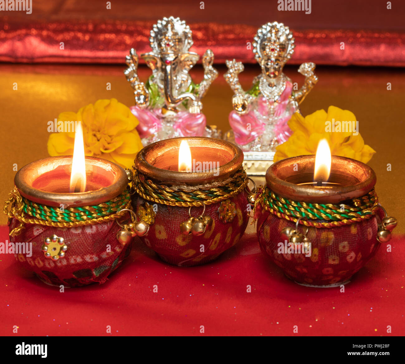 Diwali Background montrant des lampes allumées à l'Hindu idoles de divinités Lakshmi et Ganesh Banque D'Images