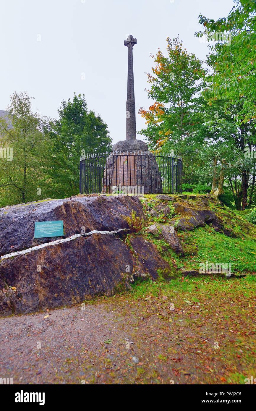 Glencoe, Highlands, Ecosse, Royaume-Uni. Croix et monument commémorant le massacre de Glencoe Le. Banque D'Images