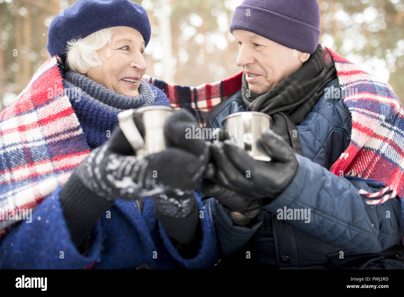 Senior Couple Drinking Cacao dans Winter Park Banque D'Images