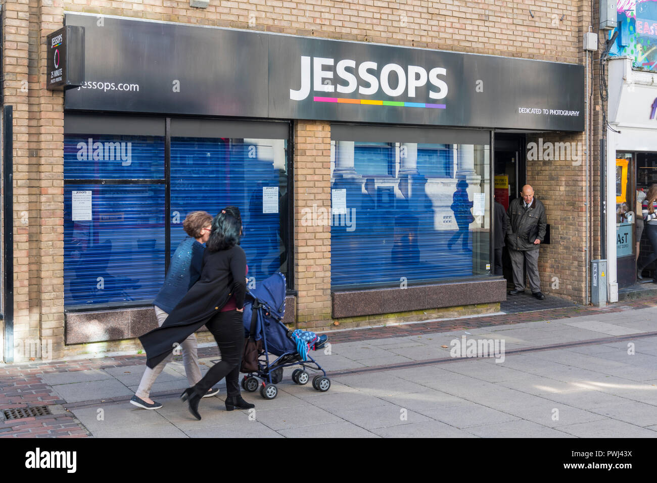 Jessops magasin de photographie avec volets vers le bas juste après la fermeture à Worthing, West Sussex, Angleterre, Royaume-Uni. Jessops shop. Banque D'Images
