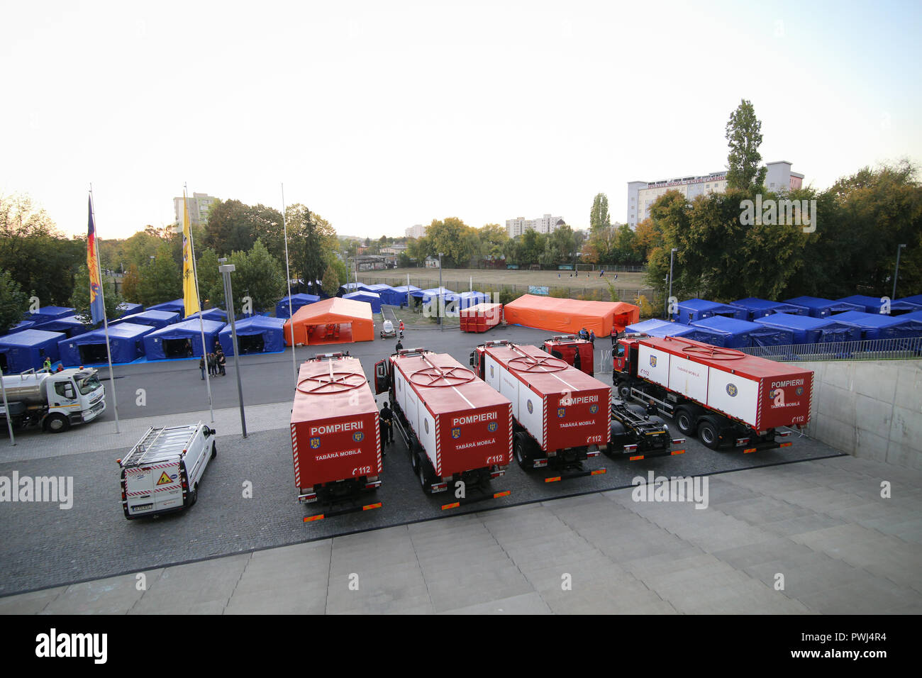 Bucarest, Roumanie - 15 octobre 2018 : tentes et les camions d'incendie à un camp site pour les réfugiés pendant l'exercice d'un séisme catastrophique dans la ville en Banque D'Images