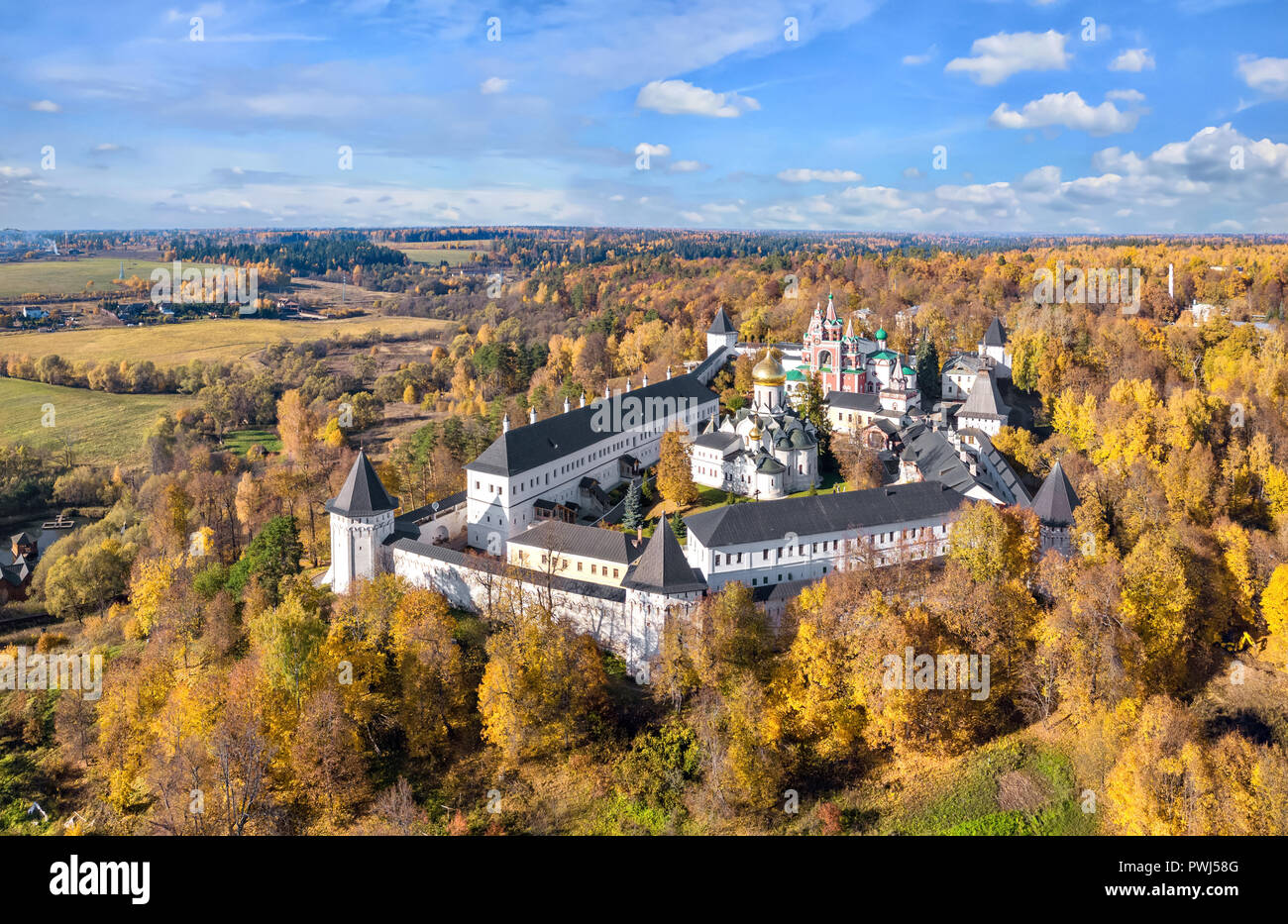 Jaune automne forêt qui entoure le monastère en Savvino-Storozhevsky Zvenigorod, oblast de Moscou, Russie Banque D'Images