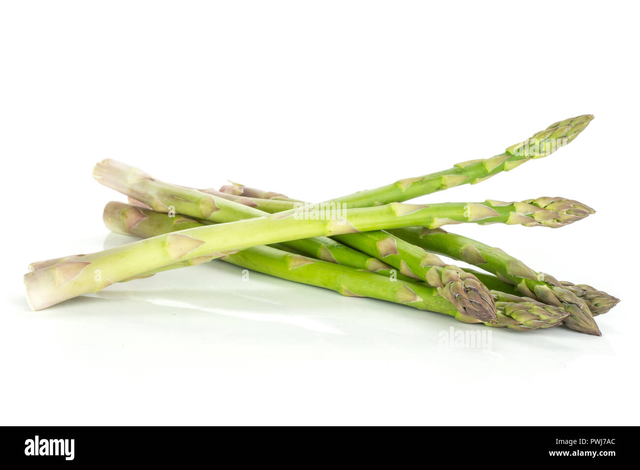 Beaucoup de vert frais entier asperge isolé sur fond blanc Banque D'Images