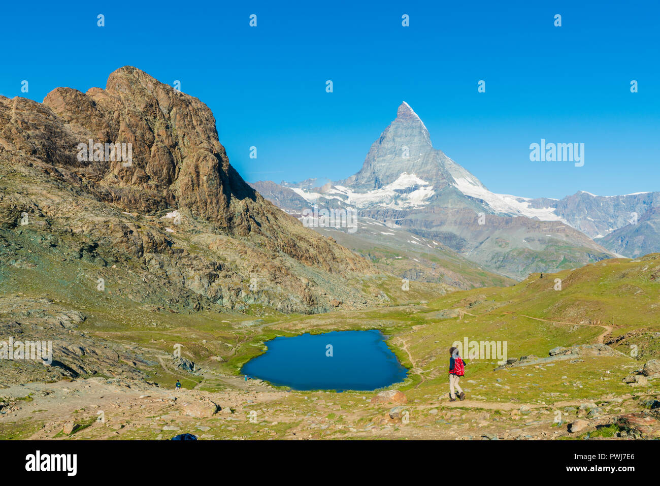 Randonneur promenades vers le lac Riffelsee avec en arrière-plan le Mont Cervin, Zermatt, Valais, Suisse Banque D'Images