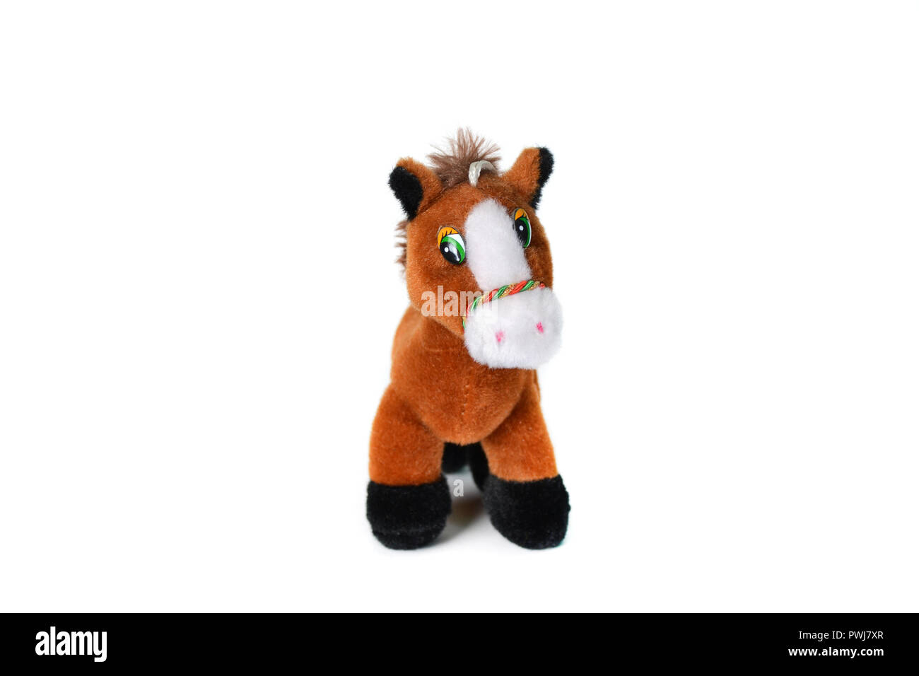 Soft plush toy cheval brun sur blanc fond isolé. Banque D'Images