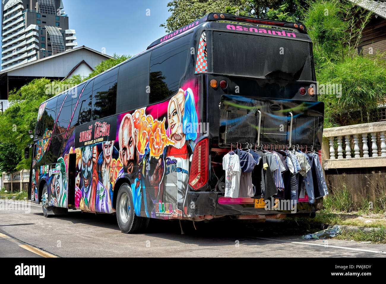 Thaïlande band tour bus avec buanderie en train de sécher dehors sur l'arrière de leur bus Banque D'Images