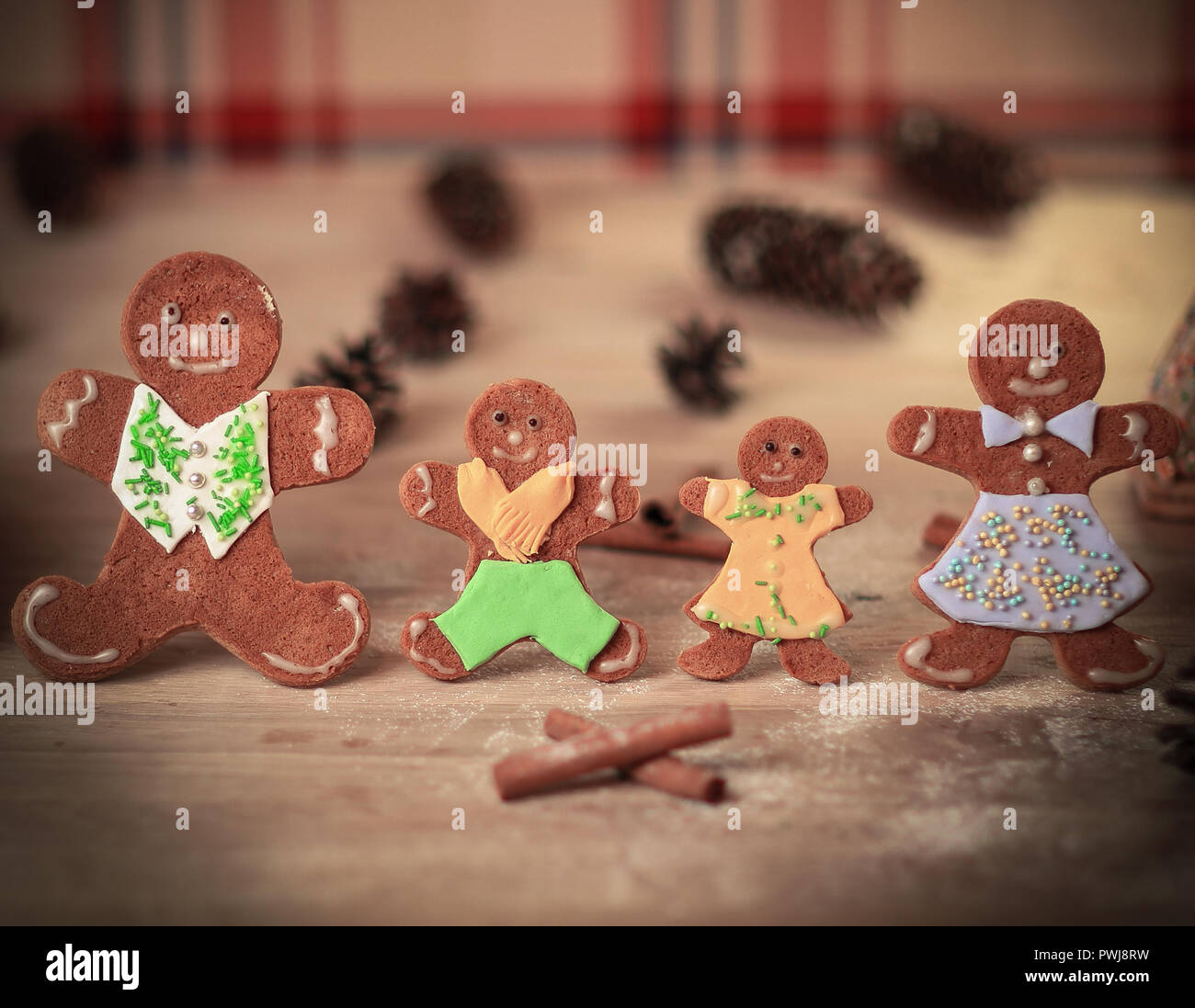 Cheerful gingerbread men Gingerbread House sur la table Banque D'Images